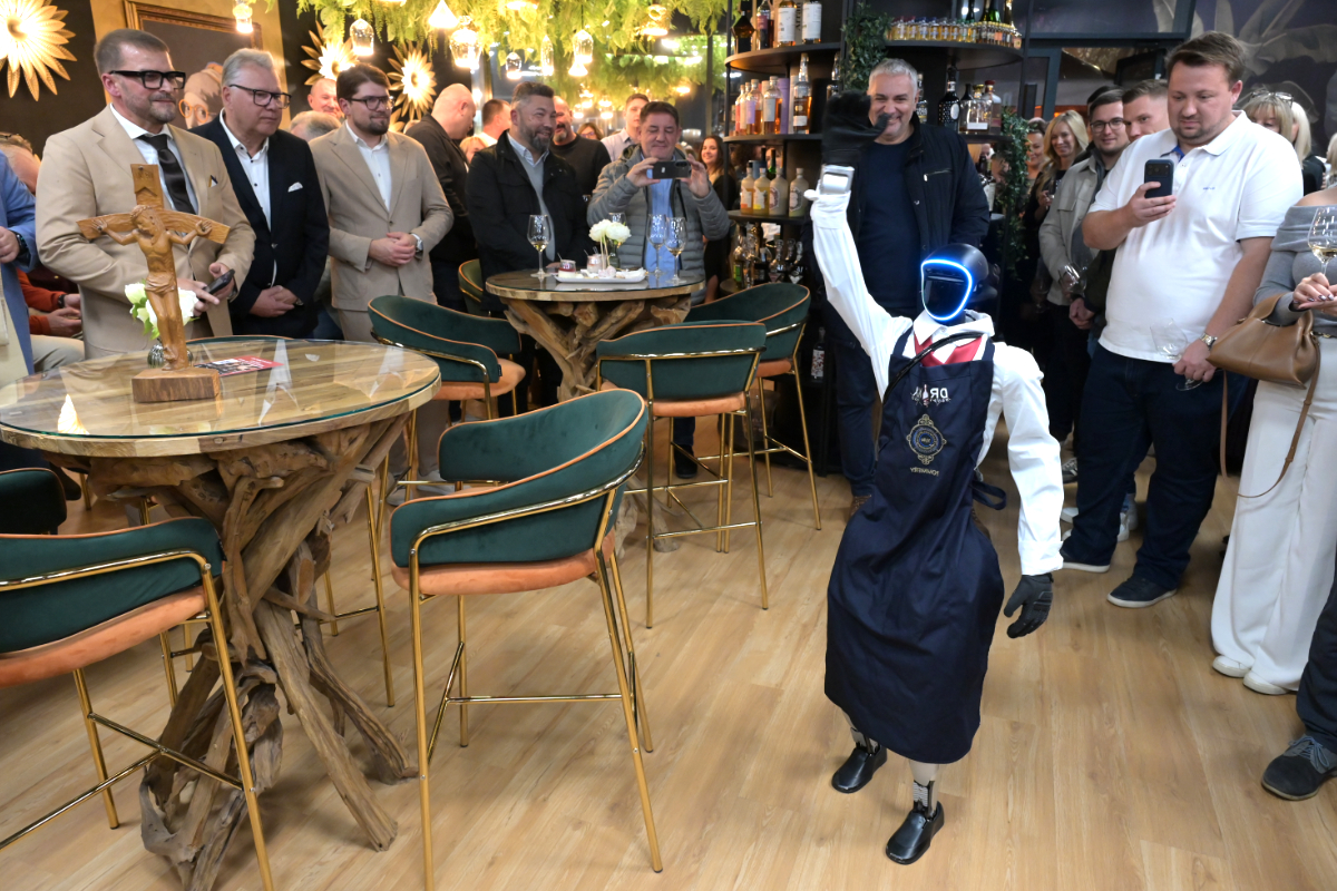 robotica Tonka vodila je program otvorenja Drinx trgovine